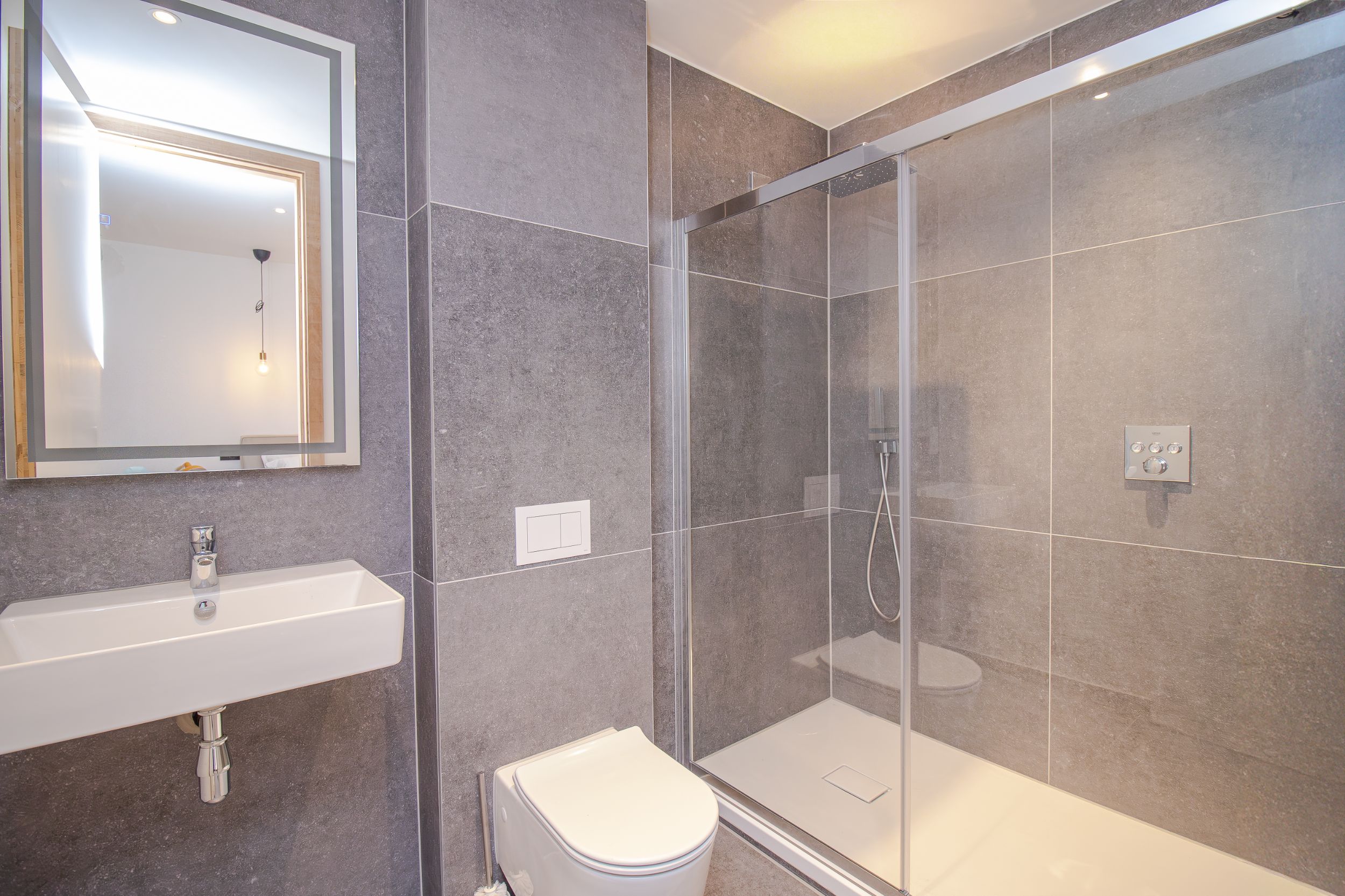 Bedroom 2 Ensuite (1 of 1)